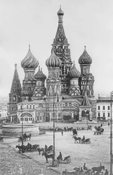 La cathédrale Saint-Basile-le-Bienheureux sur la place Rouge à Moscou